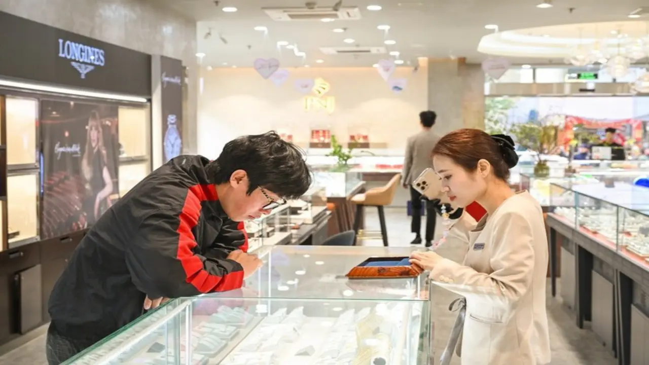 انخفاض أسعار الذهب بقيمة 3.3 مليون دونغ فيتنامي لكل تايل محلي